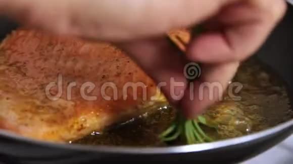女人用米饭和黄瓜煮三文鱼视频的预览图