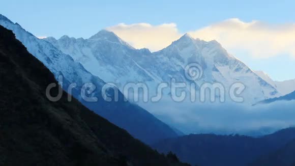 尼泊尔喜马拉雅山珠穆朗玛峰8848日出时间视频的预览图