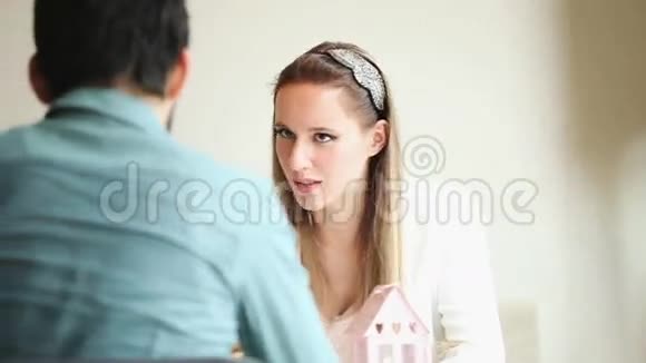 一位美丽的金发女人在餐馆里和男人说话视频的预览图