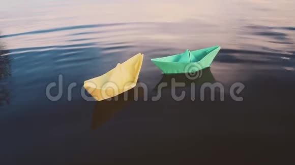蓝色纸帆船在水上航行河流湖泊海洋视频的预览图