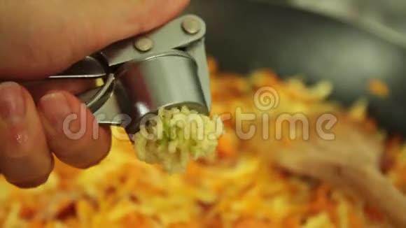 在厨房里煮意大利面条视频的预览图