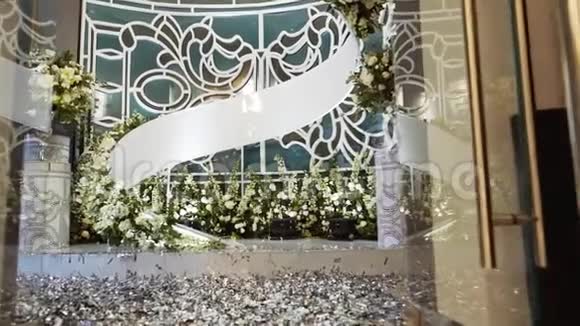 婚礼大厅的内部装饰漂亮的婚礼桌桌视频的预览图