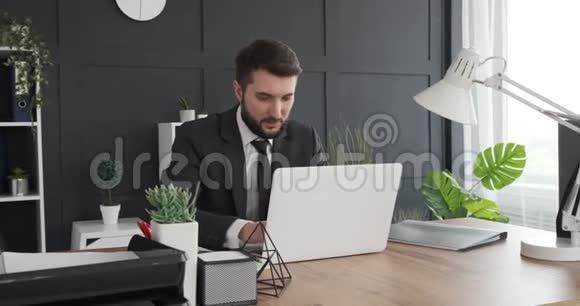 商人在手提电脑上做笔记视频的预览图