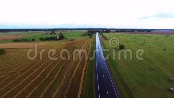镜头跟车在高速路上空中镜头视频的预览图