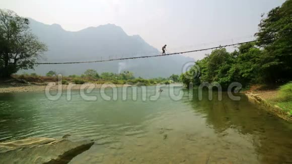 游客穿越危险的竹吊桥老挝视频的预览图