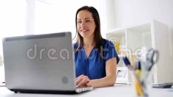 有笔记本电脑的快乐女人有视频会议视频的预览图