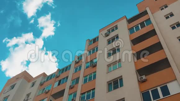 多层房子配空调贴蓝天城市生活方式视频的预览图