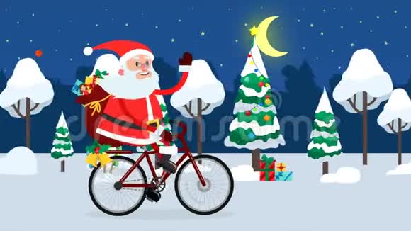 圣诞老人骑着自行车穿过冬天的森林视频的预览图