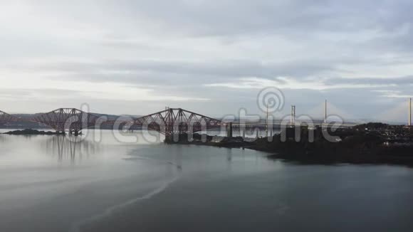 三座桥福斯铁路桥福斯路桥和昆斯费里十字路口位于苏格兰昆斯费里附近视频的预览图