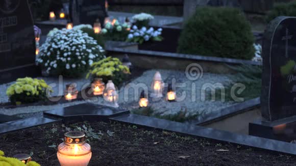 在所有圣徒的日子里蜡烛在墓地燃烧4K视频的预览图