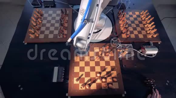 机器人和一个人下棋视频的预览图