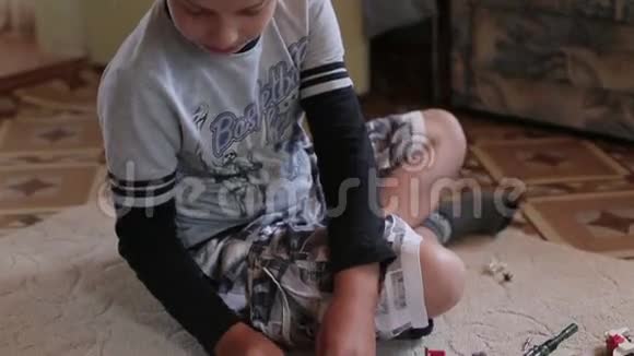 一个男孩坐在地毯上玩家视频的预览图