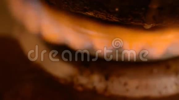 厨房里有脏的煤气炉燃烧器视频的预览图
