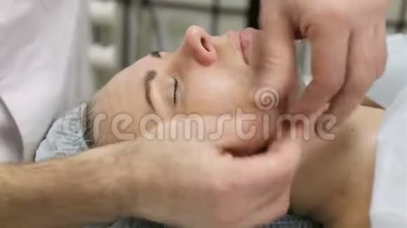 女人接受面部按摩美容院的治疗视频的预览图