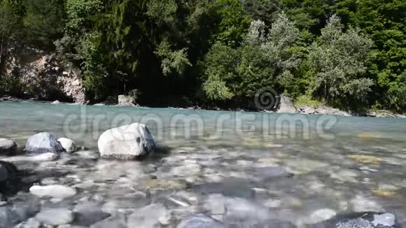 瑞士美丽的河流视频的预览图
