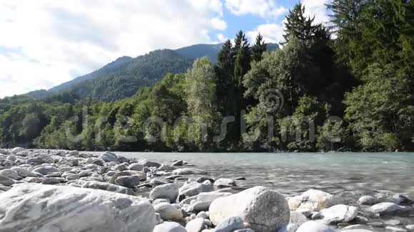 瑞士美丽的河流视频的预览图