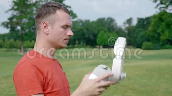 公园里一个男人把VR耳机放在头上视频的预览图