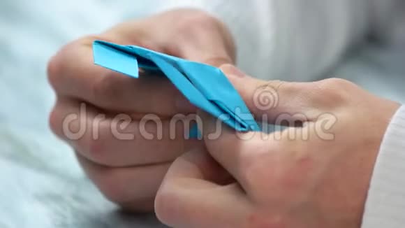 合上公手折折纸图形视频的预览图