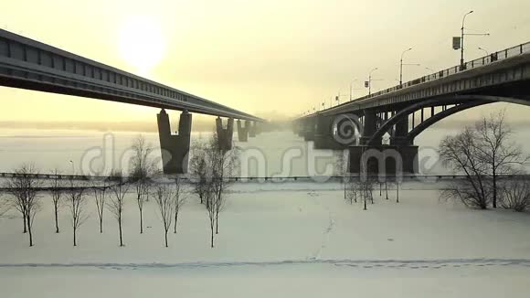 俄罗斯新西伯利亚的公路和地铁桥梁视频的预览图