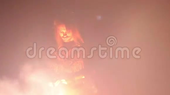 有胡子的人在火中表演视频的预览图