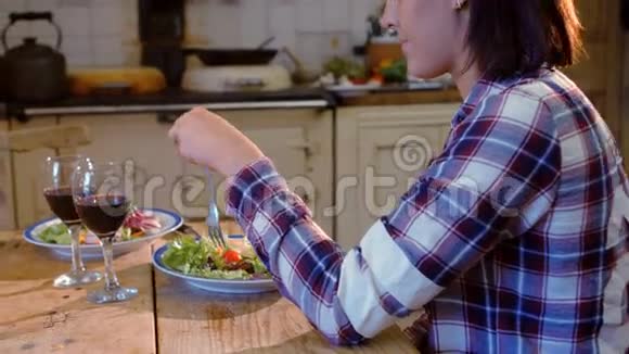 年轻夫妇在厨房吃饭时聊天视频的预览图