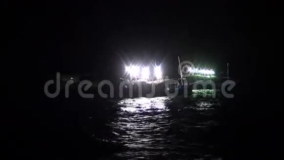 晚上在海上钓鱼船视频的预览图
