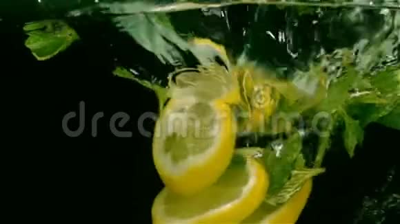 水果落入水中动作缓慢视频的预览图