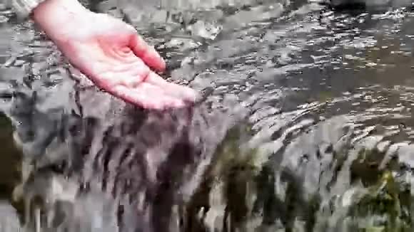 瀑布纯净山水视频的预览图