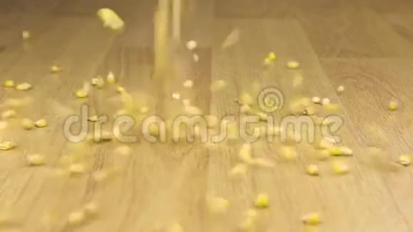 玉米粒落在玉米堆上视频的预览图