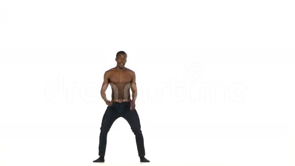 快乐的非洲美国男子舞者赤脚跳舞视频的预览图