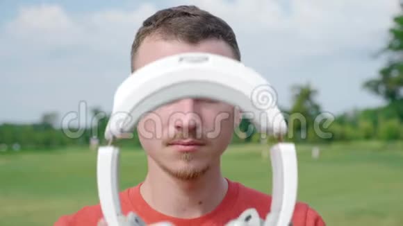 公园里一个男人把VR耳机戴在头上视频的预览图