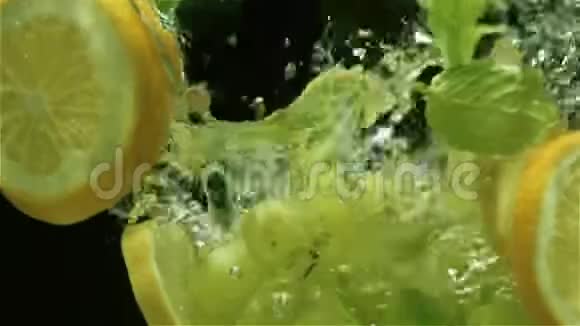水果落入水中动作缓慢视频的预览图