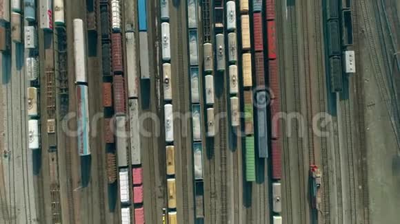 空中视频显示有许多列车的大型火车站视频的预览图