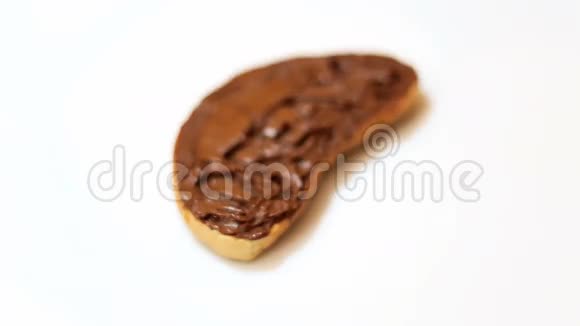 甜蜜的梦巧克力撒在面包上视频的预览图
