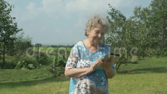 在户外行走的老年妇女视频的预览图