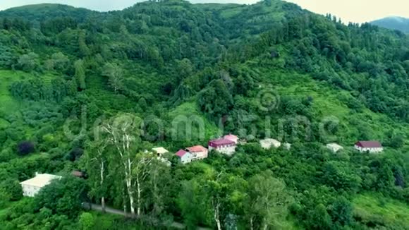 鸟瞰群山中的乡村房屋格鲁吉亚视频的预览图