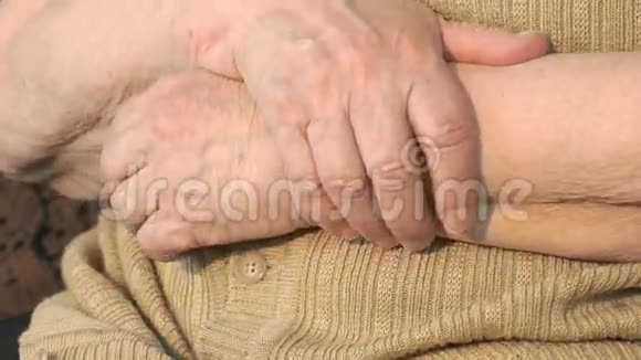 老年妇女的手有皱纹的皮肤视频的预览图