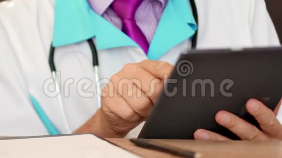 医生使用平板电脑及书写处方视频的预览图