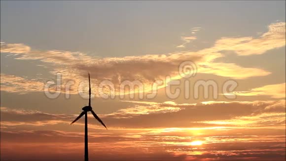 日出时风力涡轮机风能视频的预览图