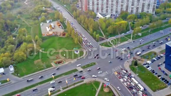 交通繁忙的道路交叉路口视频的预览图