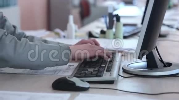工程师在电脑上工作在键盘上打字视频的预览图