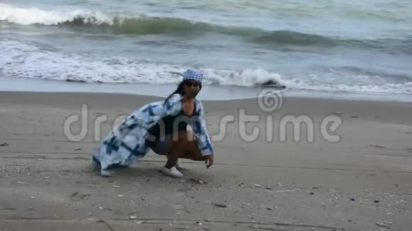 泰国妇女在泰国Rayong的BanPae海滩上孤独地放松视频的预览图