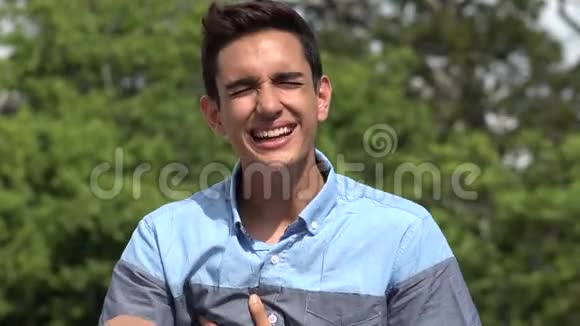 嘲笑男性西班牙裔青少年视频的预览图