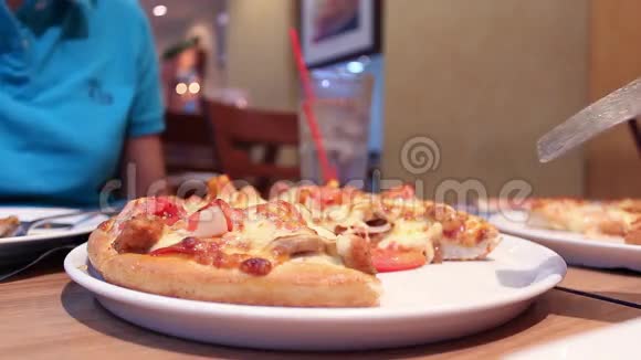 吃美味的披萨视频的预览图