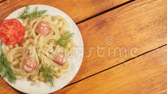 带香肠的意大利面儿童餐的创意美食艺术理念视频的预览图