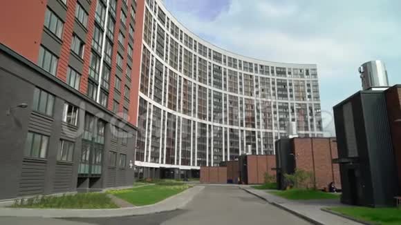 现代豪华公寓大楼视频的预览图