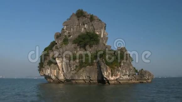越南哈龙湾的岩石岛视频的预览图