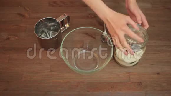 女人在厨房准备筛面粉视频的预览图