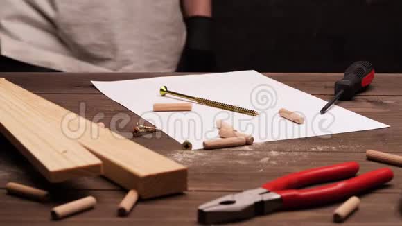 木桌上的工具视频的预览图