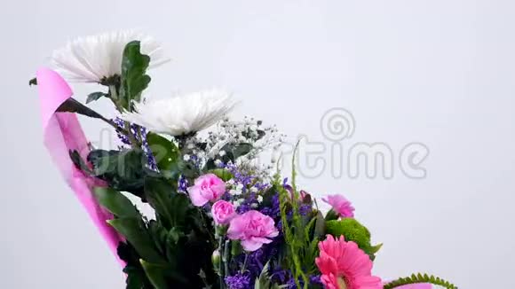 花花束在白色背景上旋转花组成由菊花果蝇组成视频的预览图